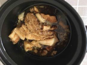 加入盐，再小火炖10分钟，至汤汁收浓剩下三分之一即可关火。