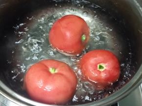 锅里烧开水，把番茄放入烫一圈。