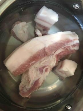 将洗干净的五花肉放入锅中，加入水至没过肉，大火煮沸后再煮3-5分钟，煮出肉中的血污，关火倒掉水，将肉洗干净备用。