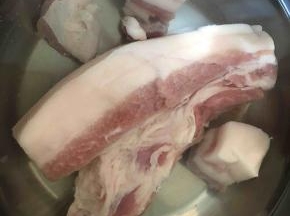 将洗干净的五花肉放入锅中，加入水至没过肉，大火煮沸后再煮3-5分钟，煮出肉中的血污，关火倒掉水，将肉洗干净备用。