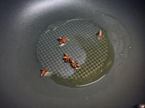 锅里倒入适量食用油，下八角爆香。