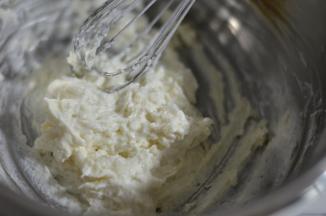 筛入低粉，Z字形搅拌到无干粉状态