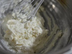 筛入低粉，Z字形搅拌到无干粉状态