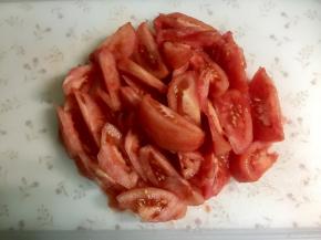 然后把番茄切滚刀块。