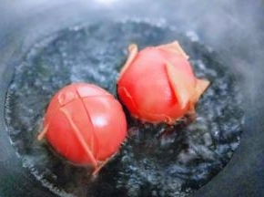 锅中加入水，大火烧开，放入番茄，将番茄去皮，煮至番茄表皮裂开即可捞出。去皮后切块。