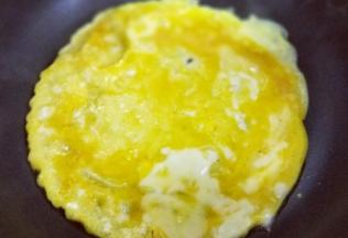 鸡蛋敲再碗里，加入盐，十三香。用筷子打散至均匀。起油锅，油温7成时倒入蛋液，小火煎蛋饼。