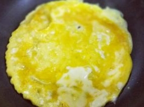 鸡蛋敲再碗里，加入盐，十三香。用筷子打散至均匀。起油锅，油温7成时倒入蛋液，小火煎蛋饼。