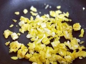 待鸡蛋饼表面凝固时再把它切碎，盛出备用。(用铲子切即可)