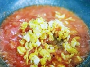 加入提前煎好的鸡蛋，快速翻炒均匀即可出锅。