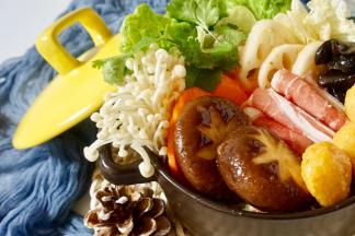 然后就可以开始煮了。日式的火锅做法。