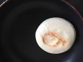 平底不粘锅，不涂油直接放入馍坯，盖上锅盖小火烙，中途可以晃动下锅子以免糊底。两面各烙5分钟至表面变黄，再放入烤箱，200度烤5分钟