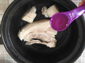 将煮过洗好的五花肉放入砂锅中，加入料酒