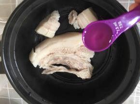 将煮过洗好的五花肉放入砂锅中，加入料酒