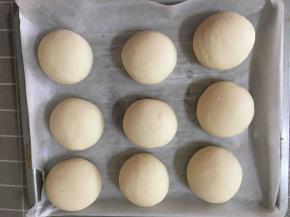 将醒发好的面团平均分成九个小面团，每个小面团揉圆后再醒发10分钟。