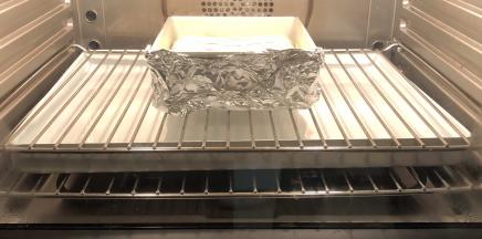 烤箱下层放装有水的烤盘，上面放烤架，把蛋糕糊放入预热好的烤箱中，我用了160度25分钟，140度15分钟。烤好后取出放凉，无需倒扣，冷了就自然脱模