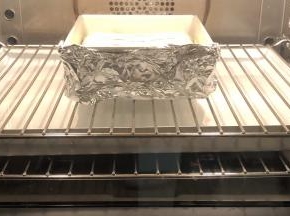 烤箱下层放装有水的烤盘，上面放烤架，把蛋糕糊放入预热好的烤箱中，我用了160度25分钟，140度15分钟。烤好后取出放凉，无需倒扣，冷了就自然脱模