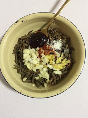泡好的豆角切成段，加入蒜瓣，生姜，少许盐，一勺海鲜酱，少许鸡精！