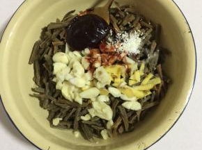 泡好的豆角切成段，加入蒜瓣，生姜，少许盐，一勺海鲜酱，少许鸡精！
