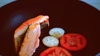 在杏鲍菇、番茄表面磨入细海盐与黑胡椒碎