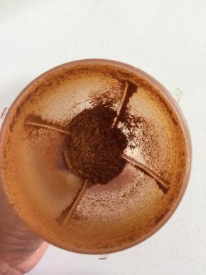 晾凉后的八角和桂皮用料理机打成粉末！(没有料理机的可以用兑窝儿捣碎！)