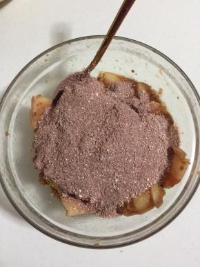 取适量的蒸肉米粉倒入腌好的肉片盆中！