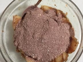 取适量的蒸肉米粉倒入腌好的肉片盆中！