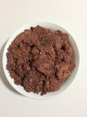 把拌好的肉片一片片均匀摆放在装有干豆角的大碗中！