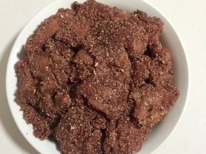 把拌好的肉片一片片均匀摆放在装有干豆角的大碗中！
