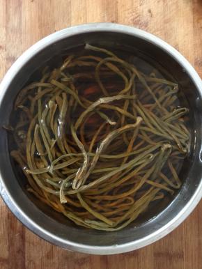 干豆角用热水浸泡半天！（干豆角一定要泡软哦！这样蒸出来的豆角才会软烂入味！）