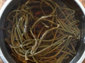 干豆角用热水浸泡半天！（干豆角一定要泡软哦！这样蒸出来的豆角才会软烂入味！）