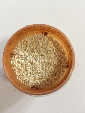 再将大米一起放入杯中打成粉末，这样还能将八角桂皮打得更细腻些！