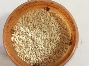 再将大米一起放入杯中打成粉末，这样还能将八角桂皮打得更细腻些！