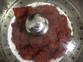 放入蒸锅中，水开后，中火蒸2个小时左右，蒸得越久，肉片越不腻，米粉越软糯；出锅后撒少许香葱点缀。(蒸的过程中随时观察肉的情况，可以用筷子戳一下，肉皮软烂即可！)