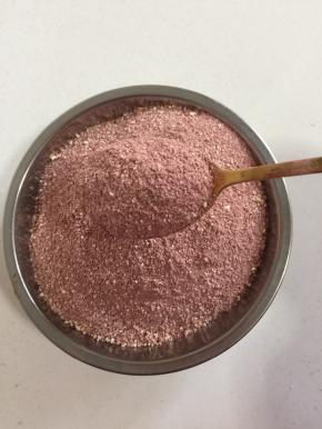 加入两勺红曲粉翻拌均匀！(没有红曲粉的也可以省略这一步！)