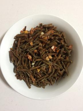 腌制好的豆角放入大碗中备用！