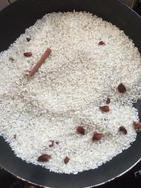 腌肉时来处理一下米粉:大米1碗和糯米1碗同入锅中，加3个八角、一小块桂皮小火慢慢炒；我做的量比较多，反正要费力做一次，那就多做一点，打点米粉密封放在冰箱冷藏保存着，想吃的时候直接拿出来用就可以了！