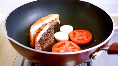 三文鱼皮朝下入锅煎制，杏鲍菇、番茄入锅略煎