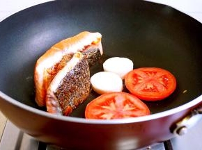 三文鱼皮朝下入锅煎制，杏鲍菇、番茄入锅略煎