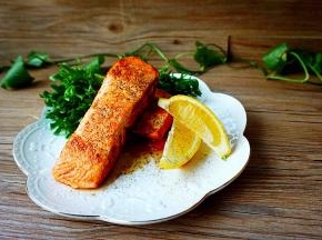 点缀上绿色苦菊，柠檬块