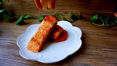 三文鱼摆盘，趁热挤入柠檬汁，磨入细海盐及黑胡椒碎