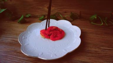 出锅装盘，杏鲍菇与番茄铺底