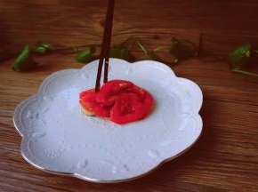 出锅装盘，杏鲍菇与番茄铺底