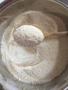 把所有的大米分次打完，米粉不要打得太细，带一点颗粒感的，更好吃！