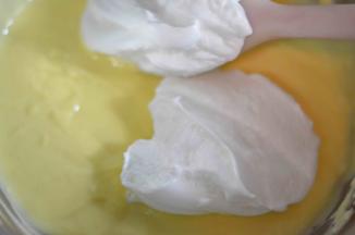 蛋白糊分两次加入蛋黄糊中，用翻拌和切拌的手法拌匀