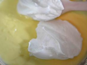 蛋白糊分两次加入蛋黄糊中，用翻拌和切拌的手法拌匀