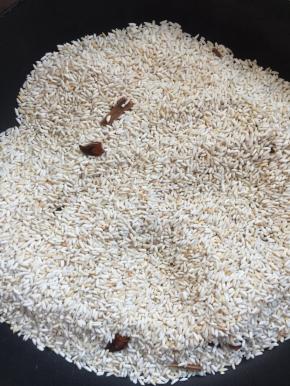 炒到米粒微黄，略有膨胀并有稍许裂开，八角桂皮出香味即可！