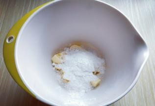 室温软化的黄油中加入糖粉。(如果没有糖粉，细砂糖也可以，一定要细砂糖)