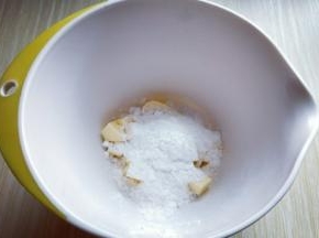 室温软化的黄油中加入糖粉。(如果没有糖粉，细砂糖也可以，一定要细砂糖)
