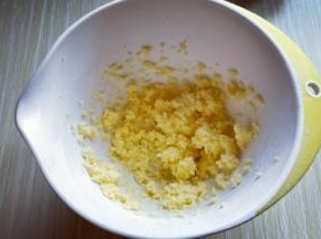 将糖粉和黄油用刮刀搅拌均匀，再启动电动打蛋器，打至黄油蓬松，体积变大，颜色变淡即可。