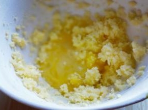 分两次加入蛋液，继续启动电动打蛋器，打至鸡蛋液和黄油完全融合后再加入一半蛋液，同样打至完全融合即可。